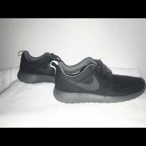 Nike roshe run black